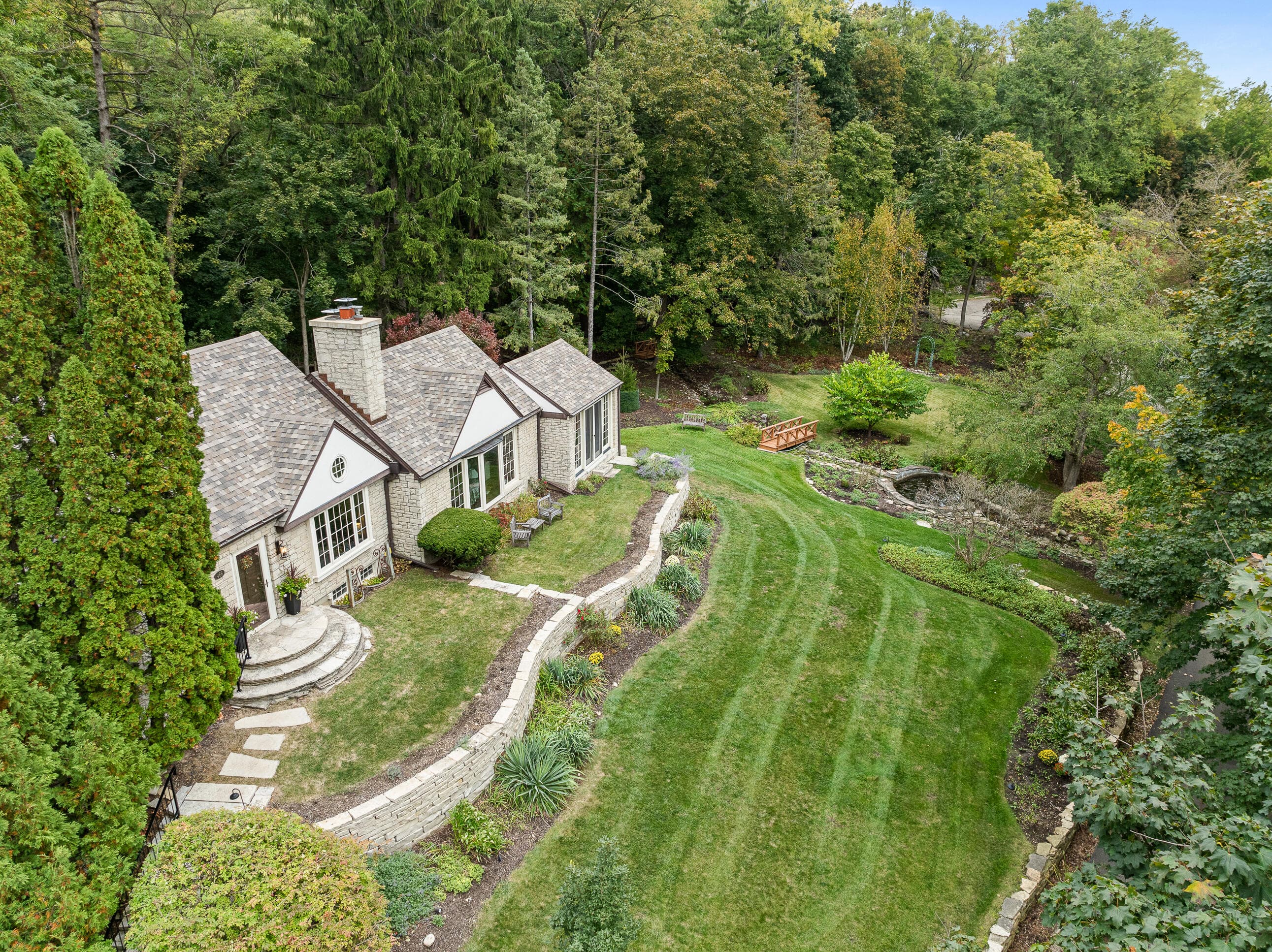 466 N Lower Gardens Rd, Fontana, Wisconsin