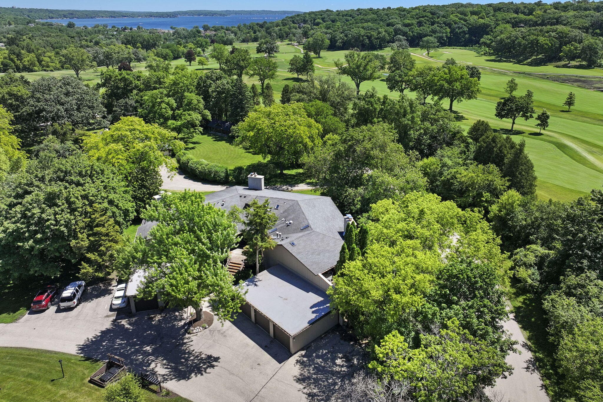 880 Windsor Dr, Fontana, Wisconsin