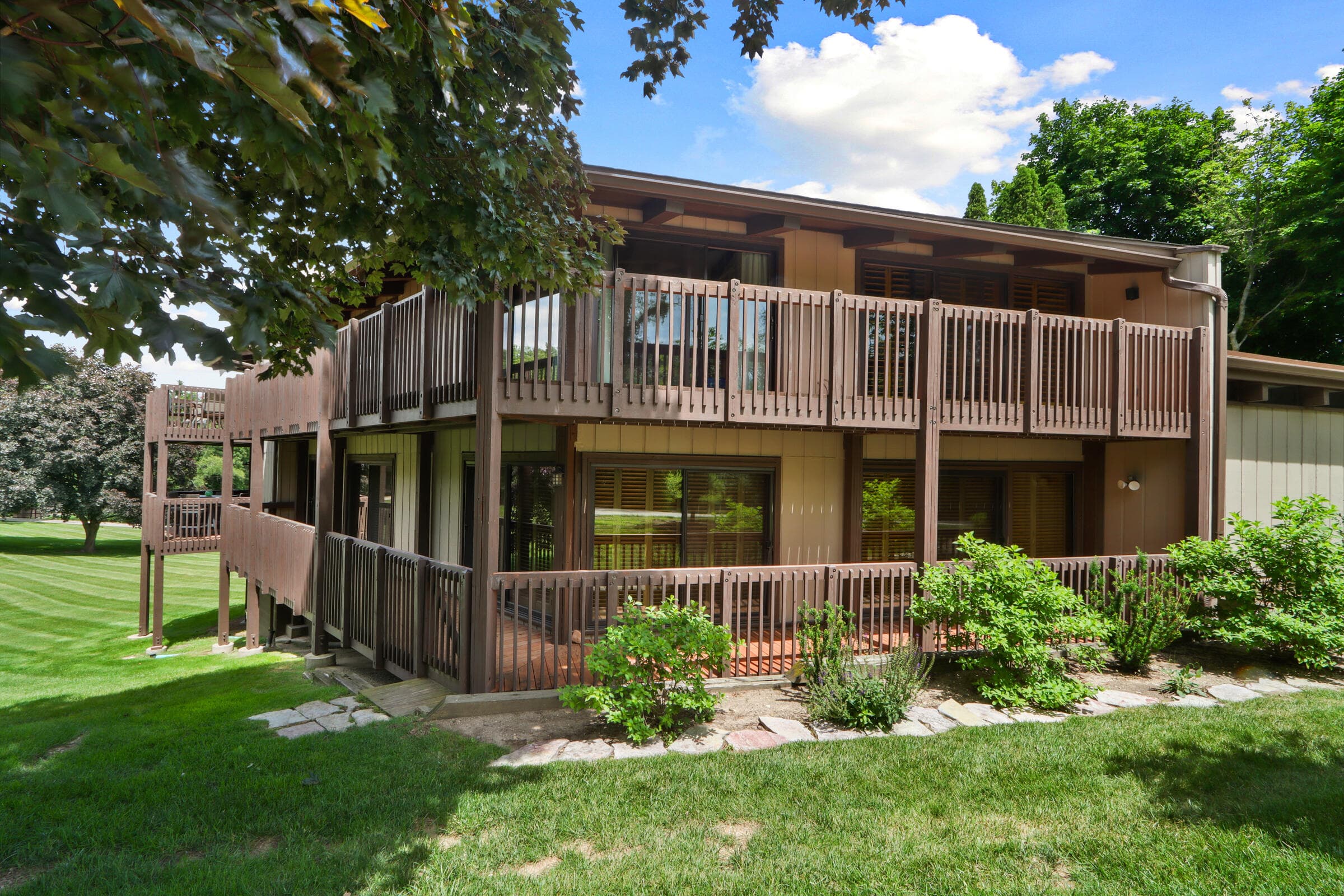 910 Windsor Ct, Fontana, Wisconsin