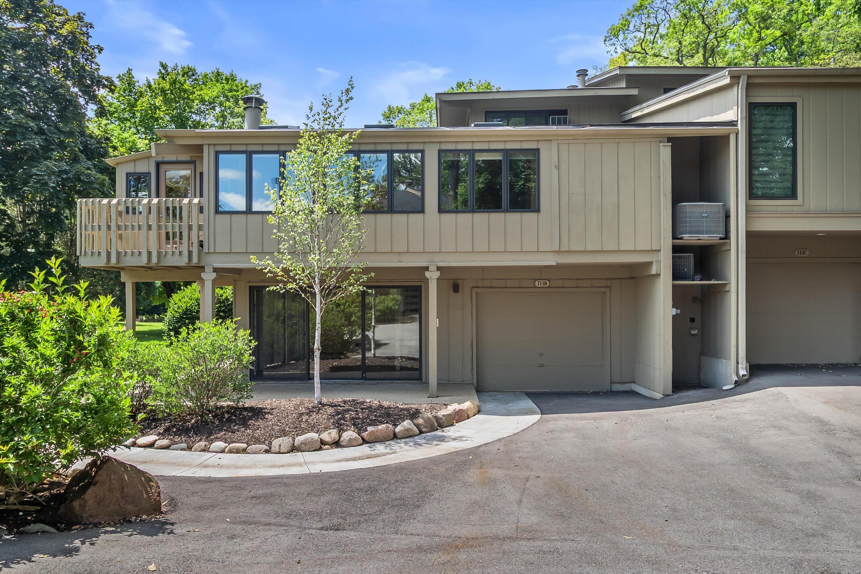 711 Thornridge Ct, Fontana, Wisconsin
