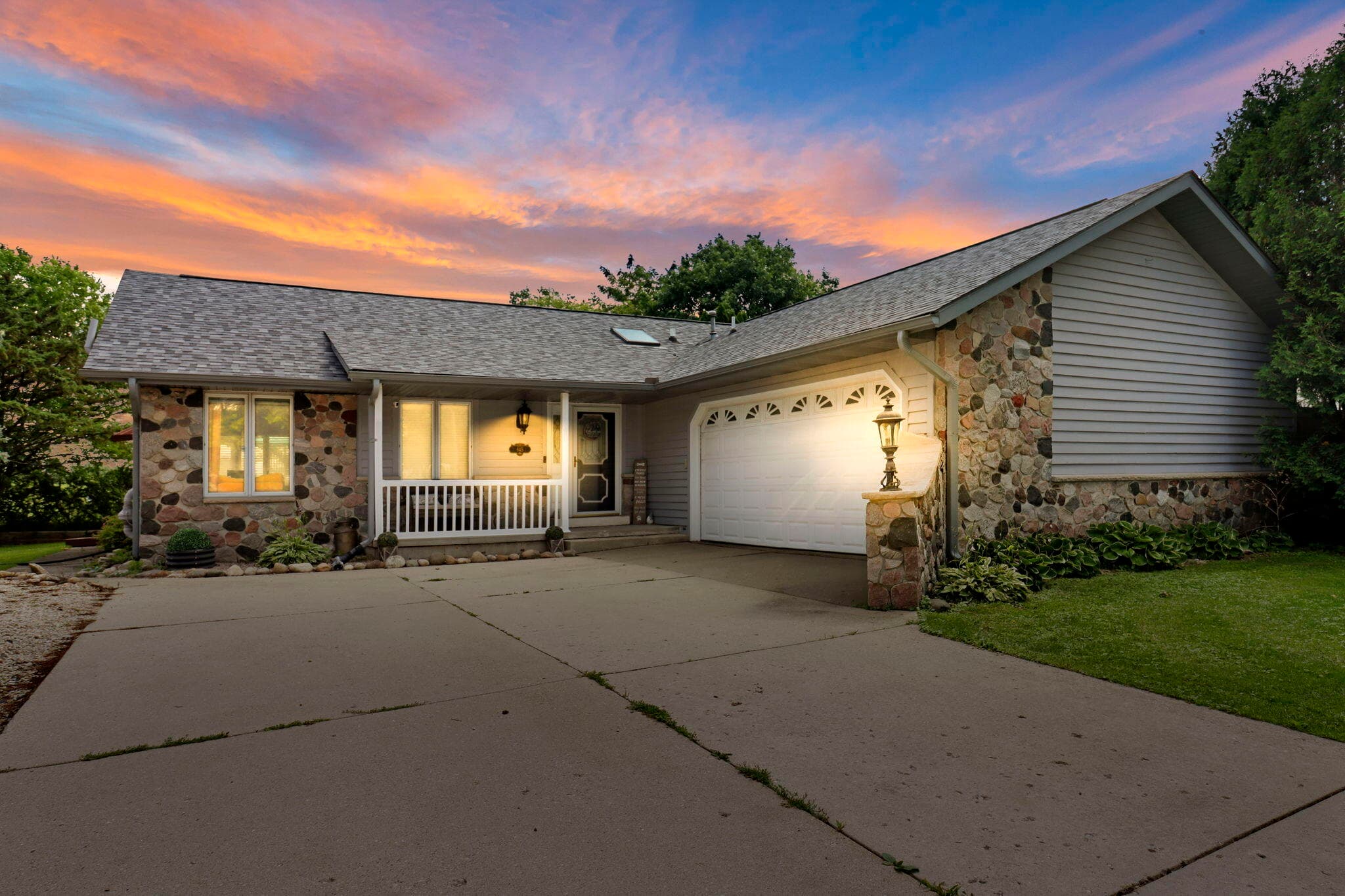 645 W Estate Ct, Elkhorn, Wisconsin