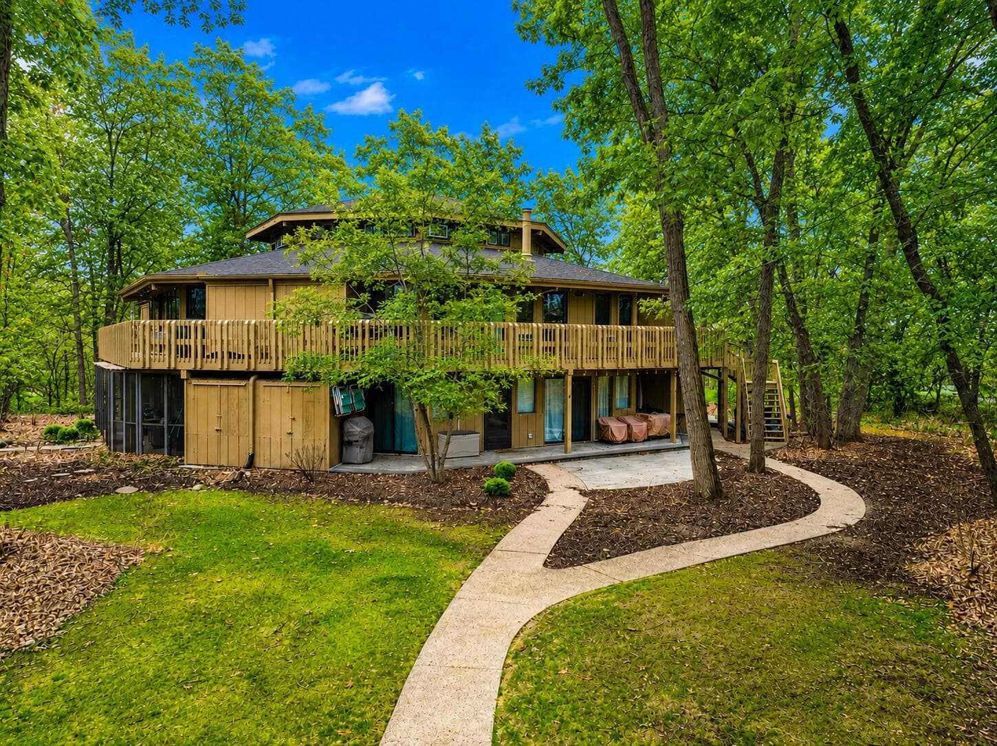 404 Deerpath W, Fontana, Wisconsin