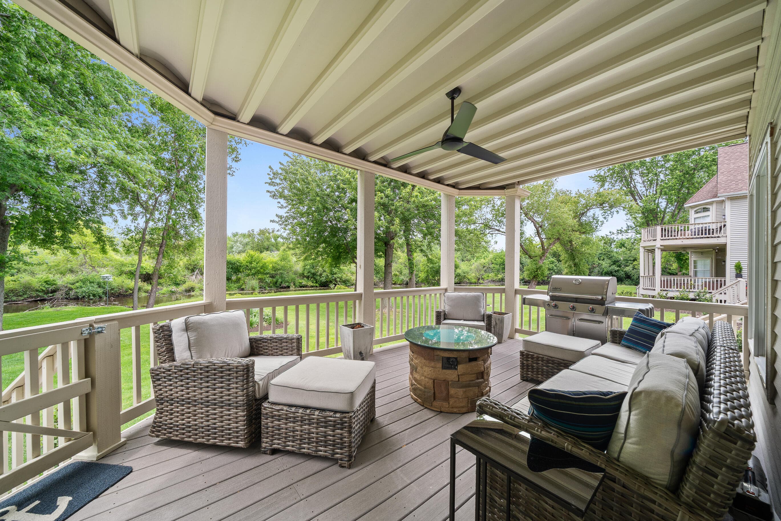 401 Abbey Ridge Ct, Fontana, Wisconsin