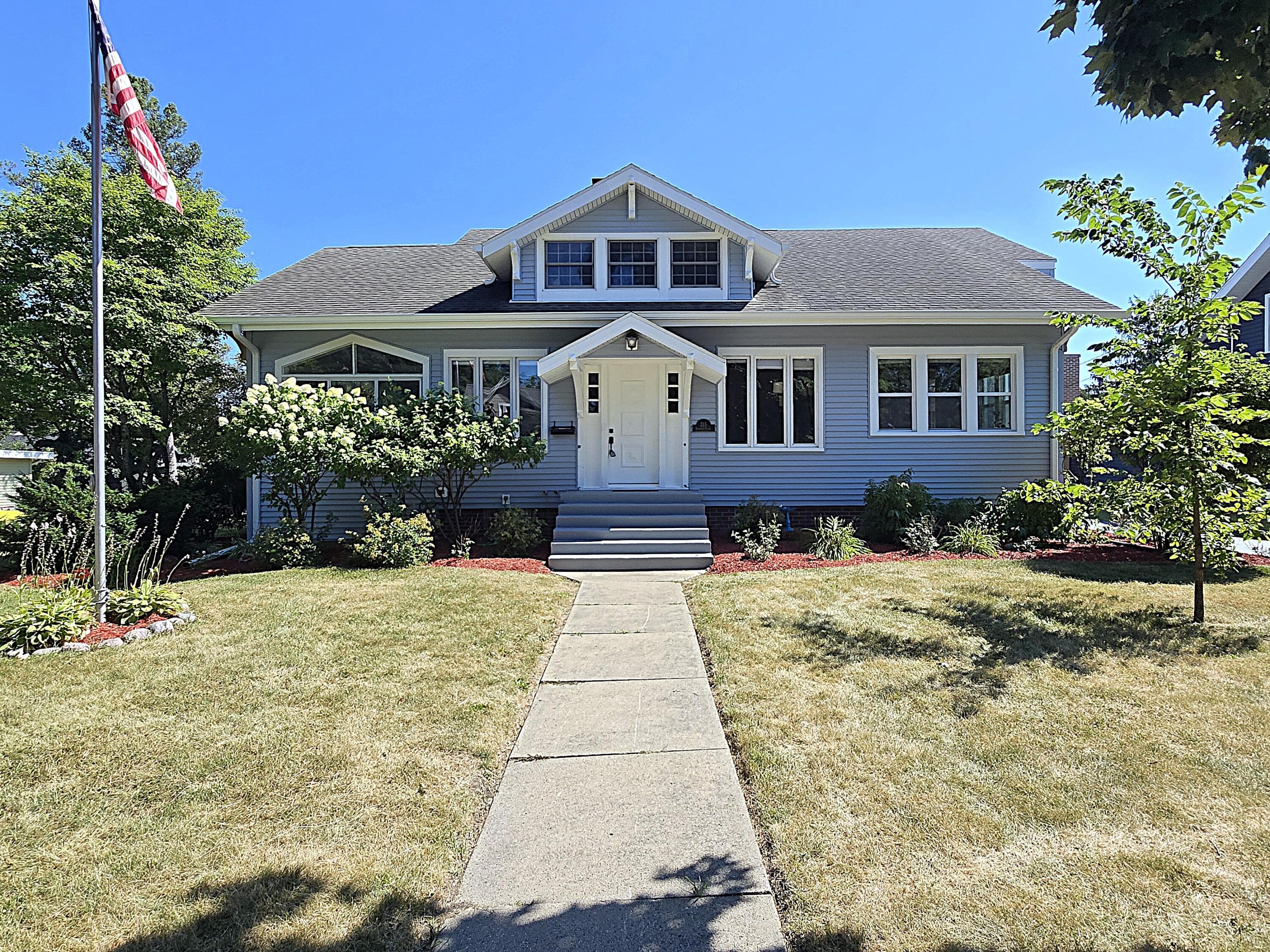 215 Randall Pl, Elkhorn, Wisconsin