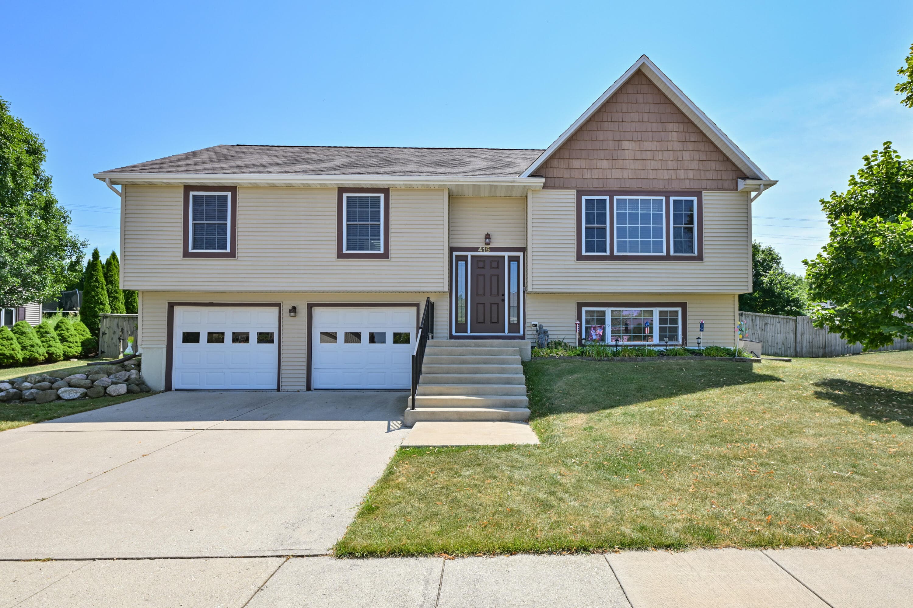 415 E Sunny Hill Dr, Elkhorn, Wisconsin