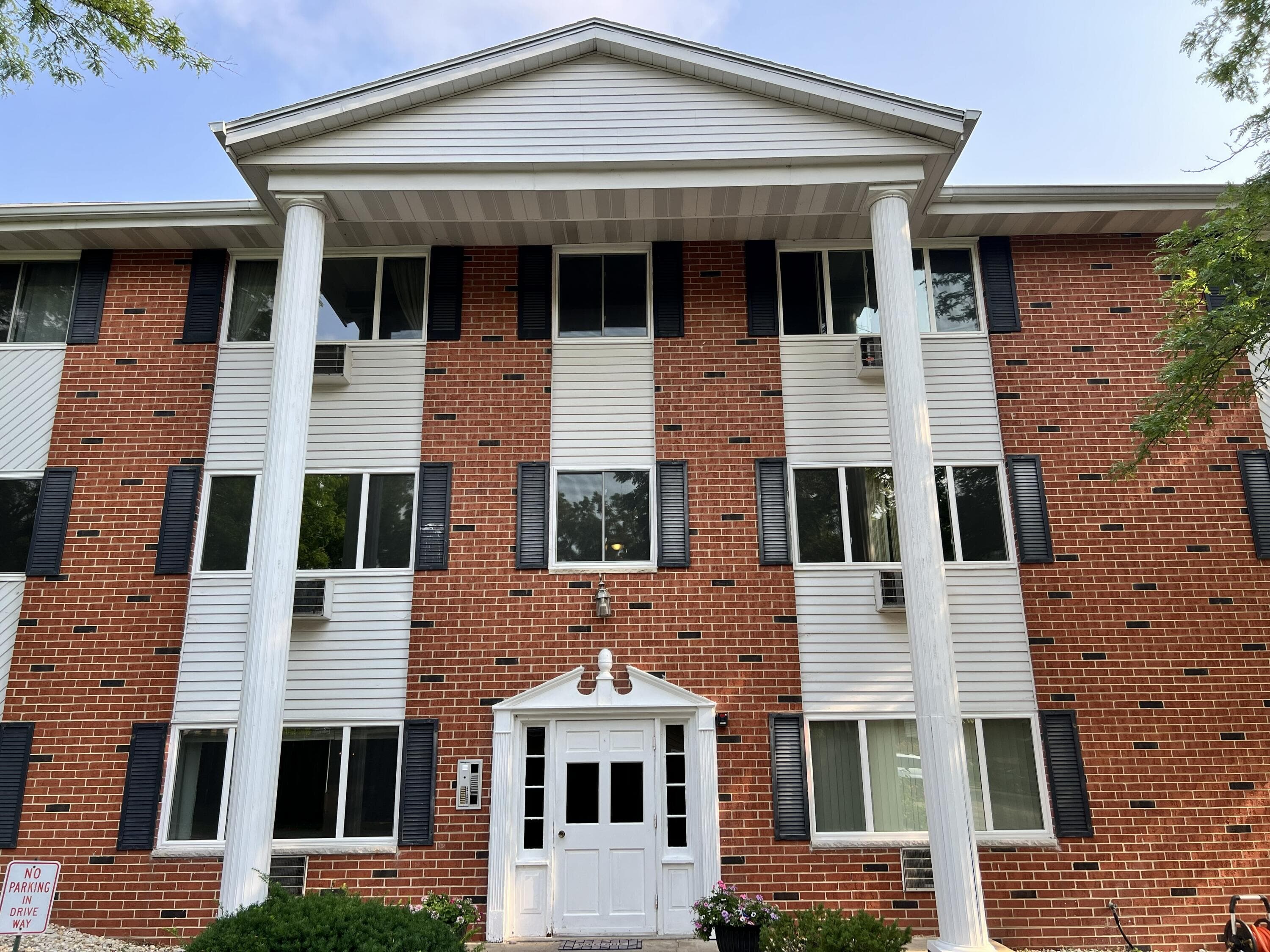 255 Elmwood Ave, Lake Geneva, 53147