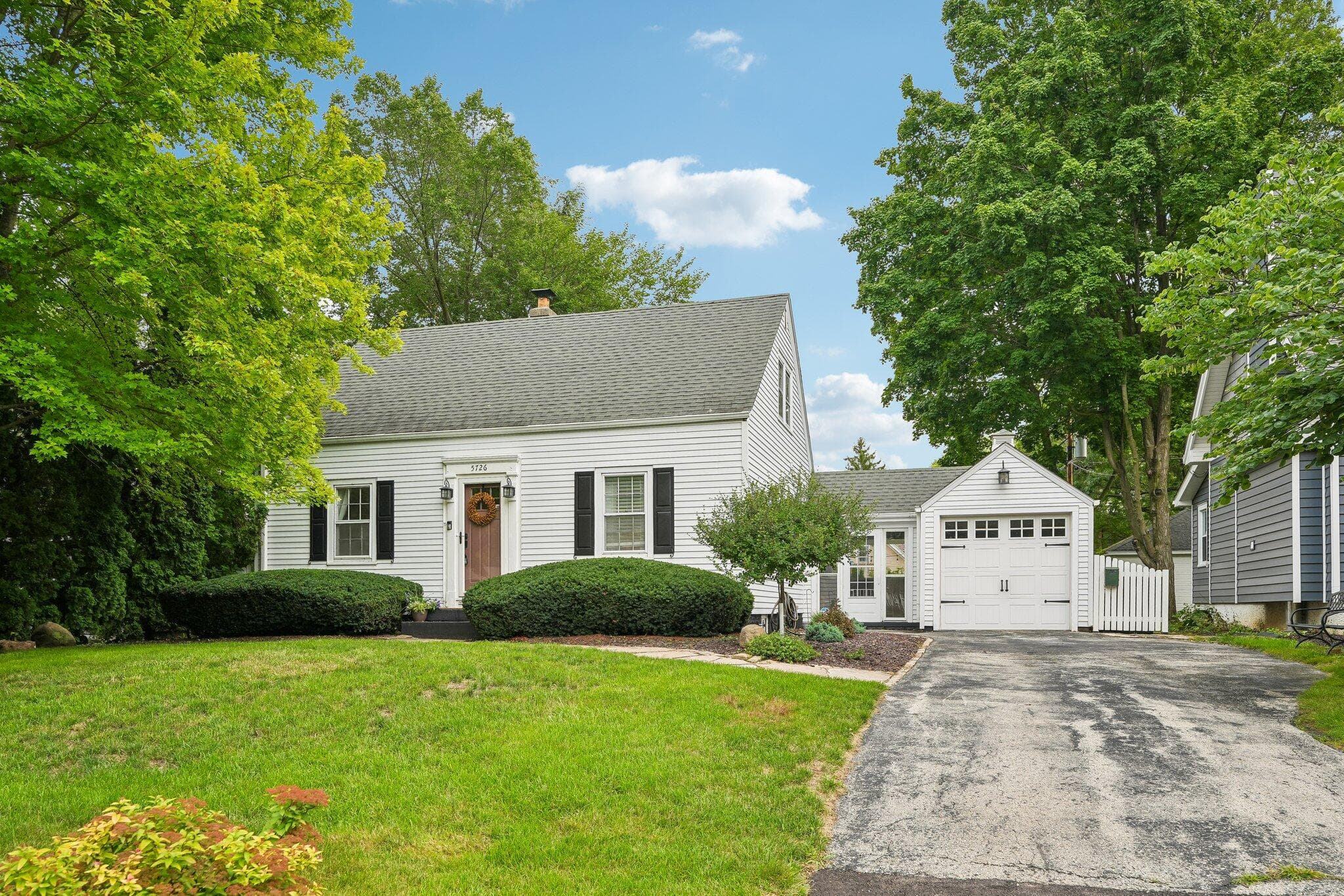 5726 S 113th St, Hales Corners, Wisconsin
