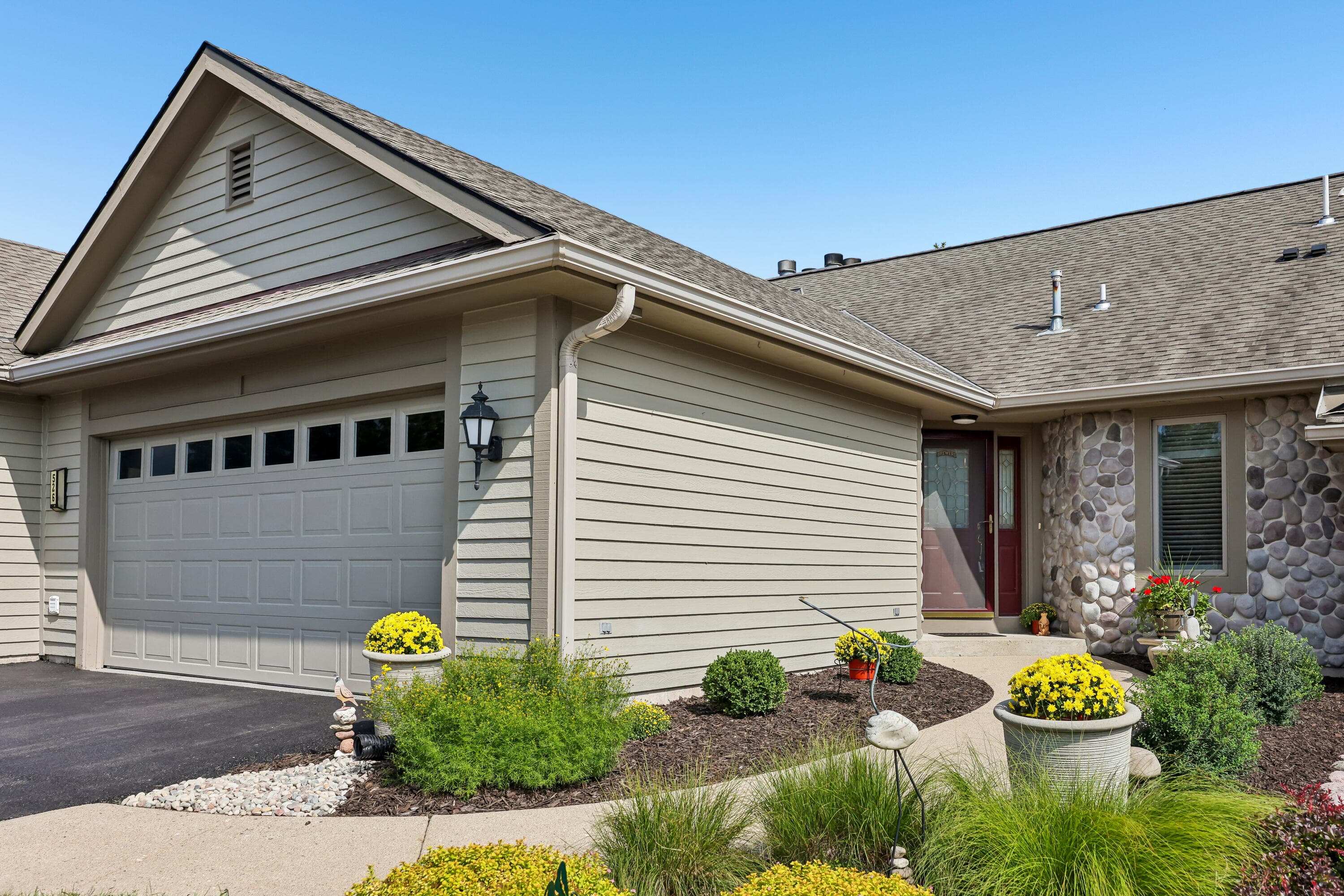 526 Oak Ridge Dr, Hartland, Wisconsin