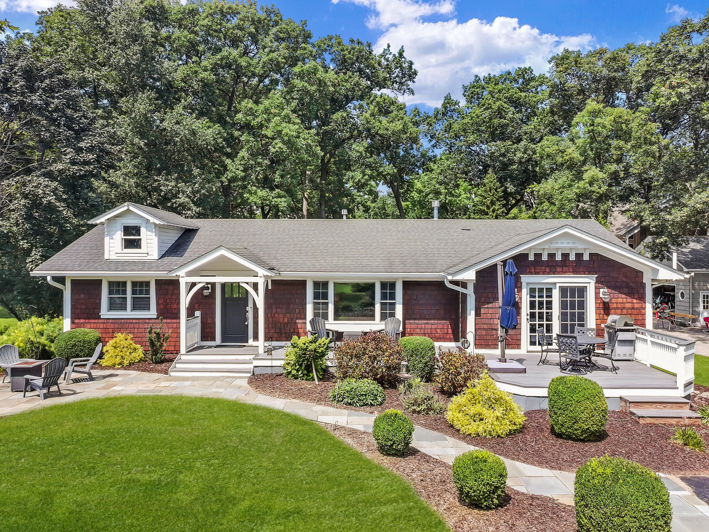 962 Shabbona Dr, Fontana, Wisconsin