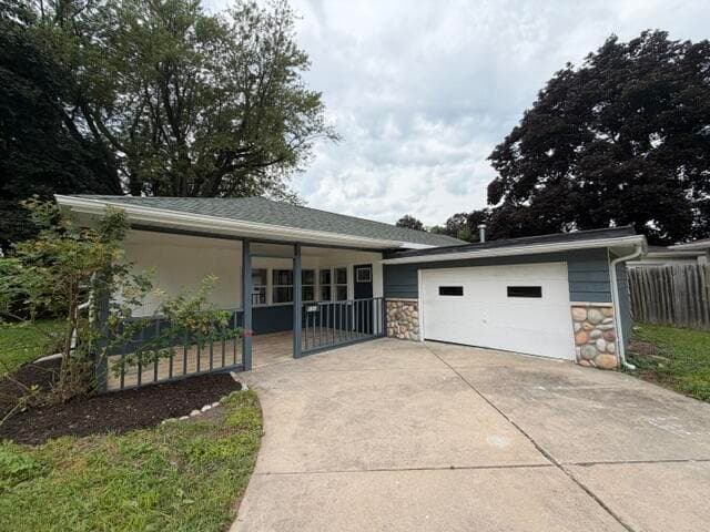 924 N Oakwood Ave, Oconomowoc, Wisconsin