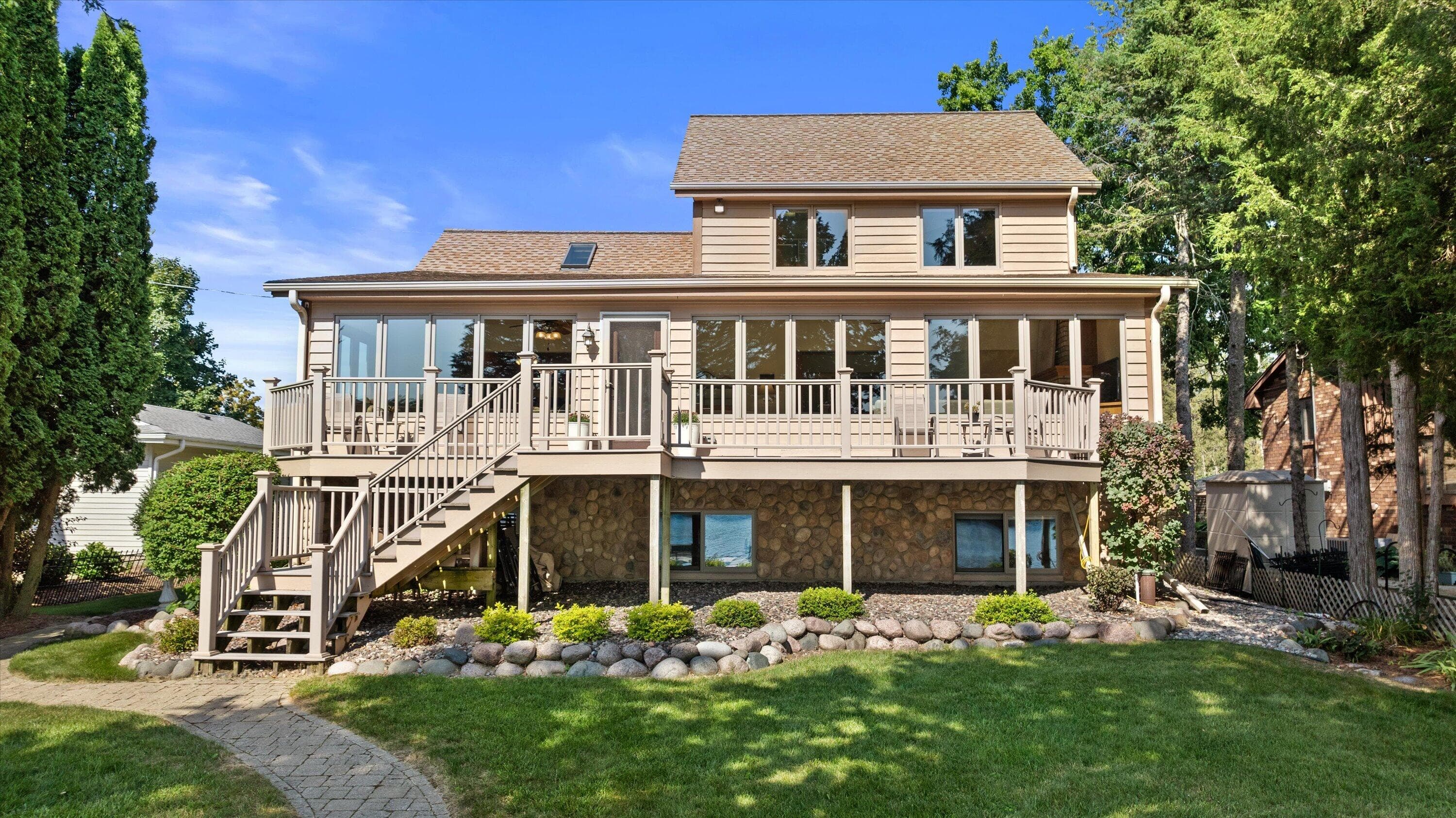 6086 N Lake Dr, West Bend, Wisconsin