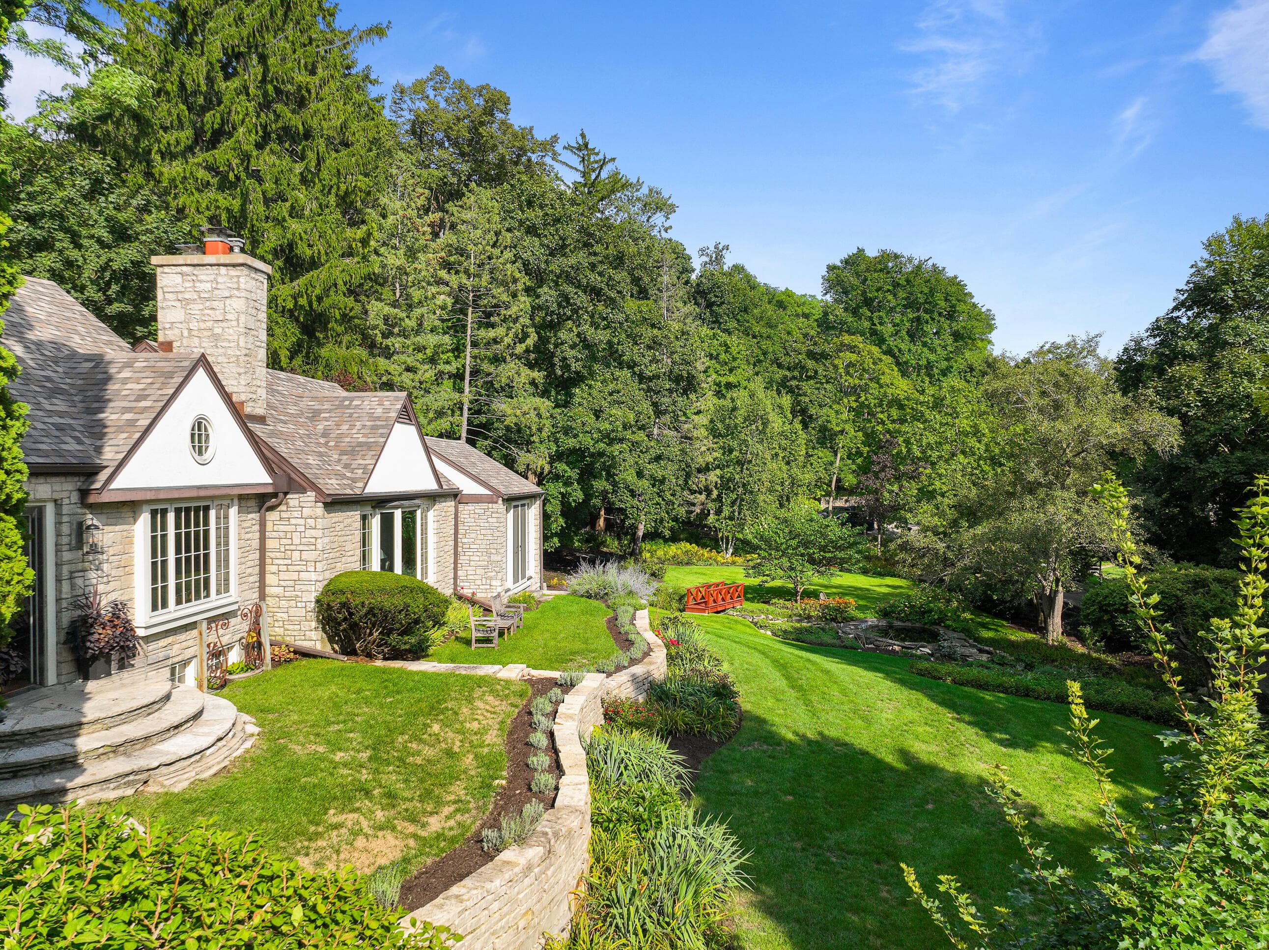 466 N Lower Gardens Rd, Fontana, Wisconsin