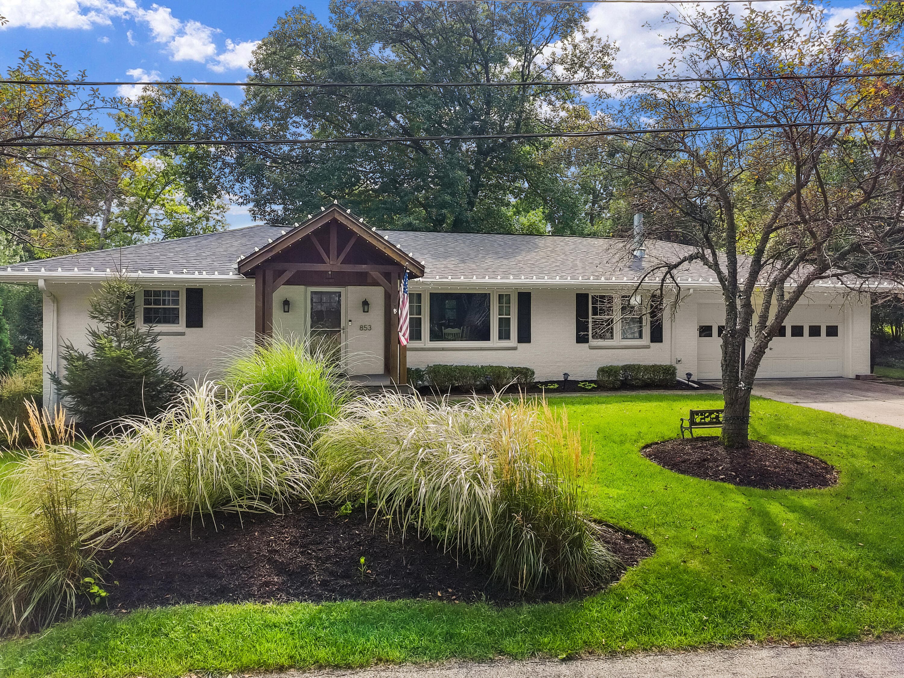 853 Van Slyke Dr, Fontana, Wisconsin