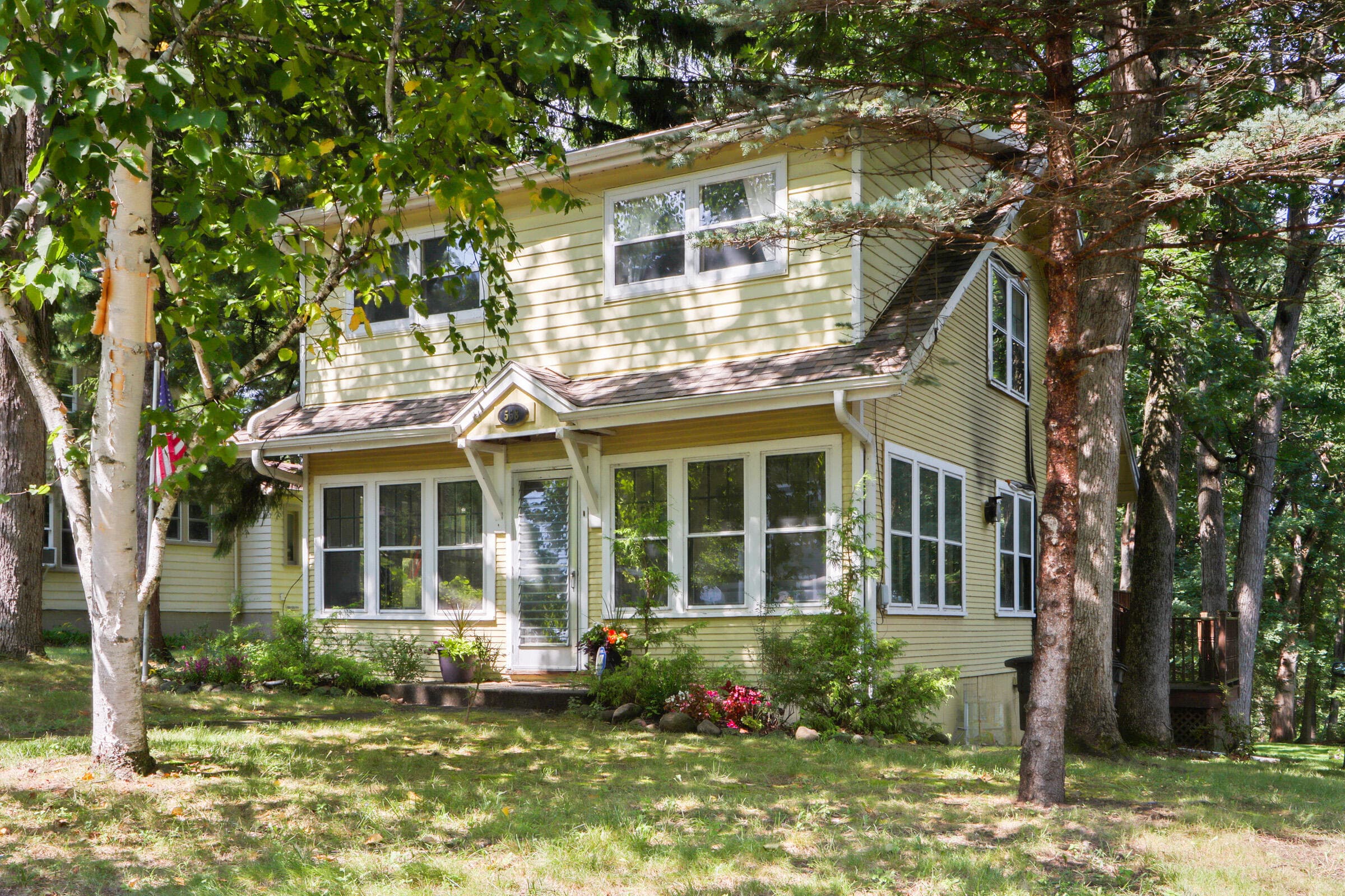 558 Berwyn Dr, Fontana, Wisconsin