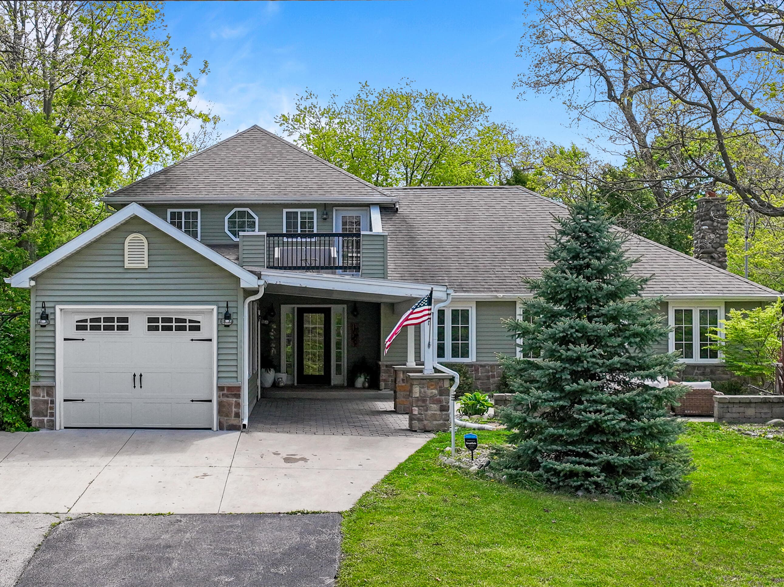 1069 Sauganash Dr, Fontana, Wisconsin