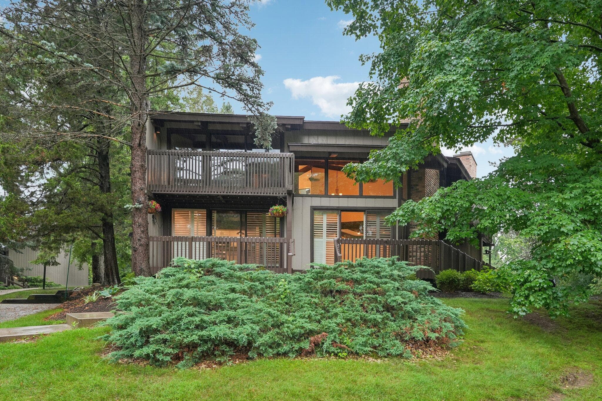 930 Alpine Dr, Fontana, Wisconsin