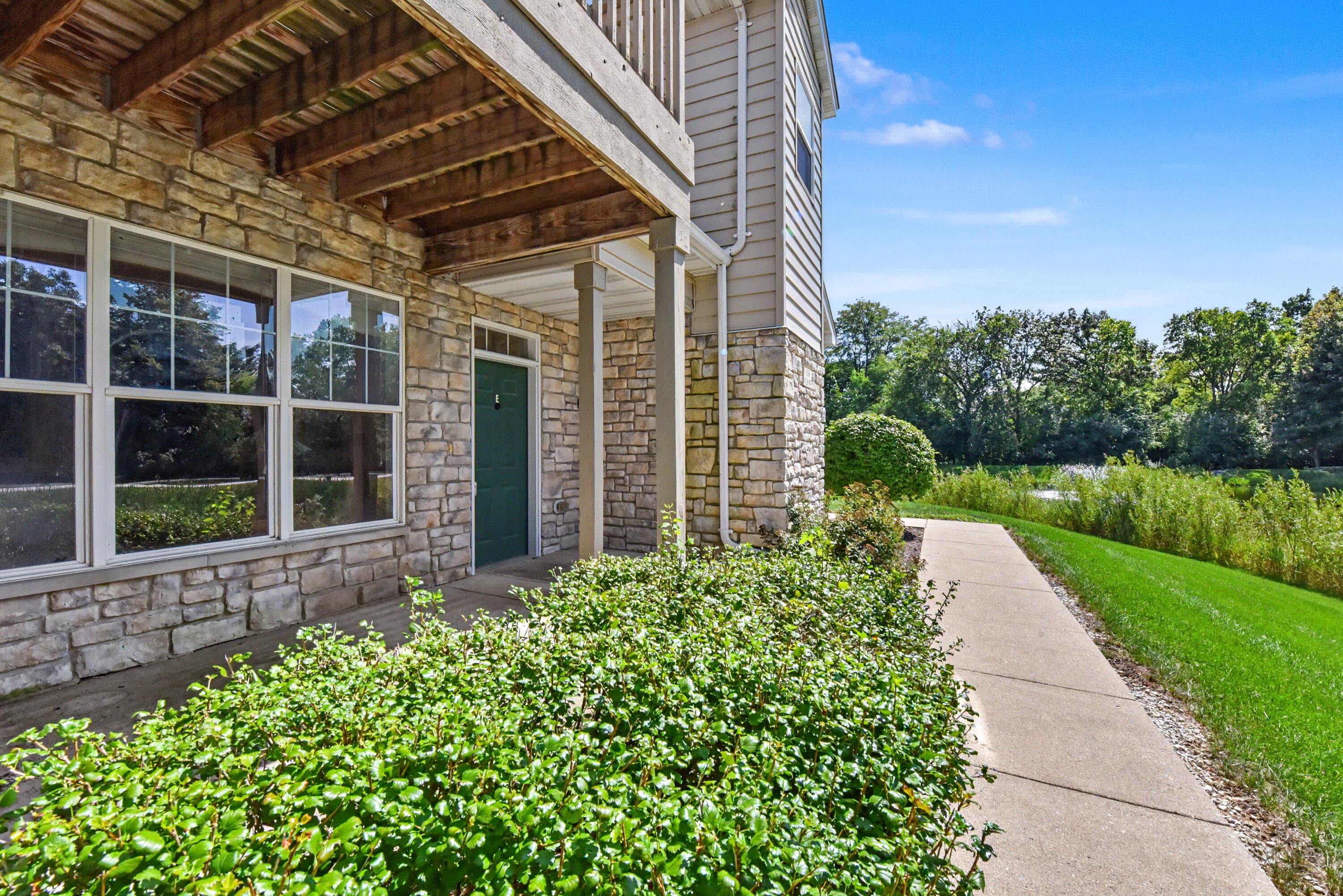 N16W26559 Meadowgrass Cir, Pewaukee, Wisconsin