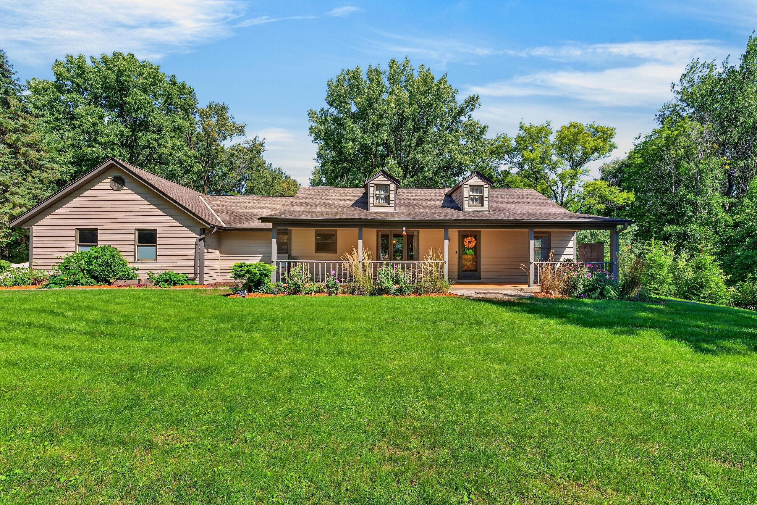 6242 Pleasant Valley Rd, Cedarburg, Wisconsin