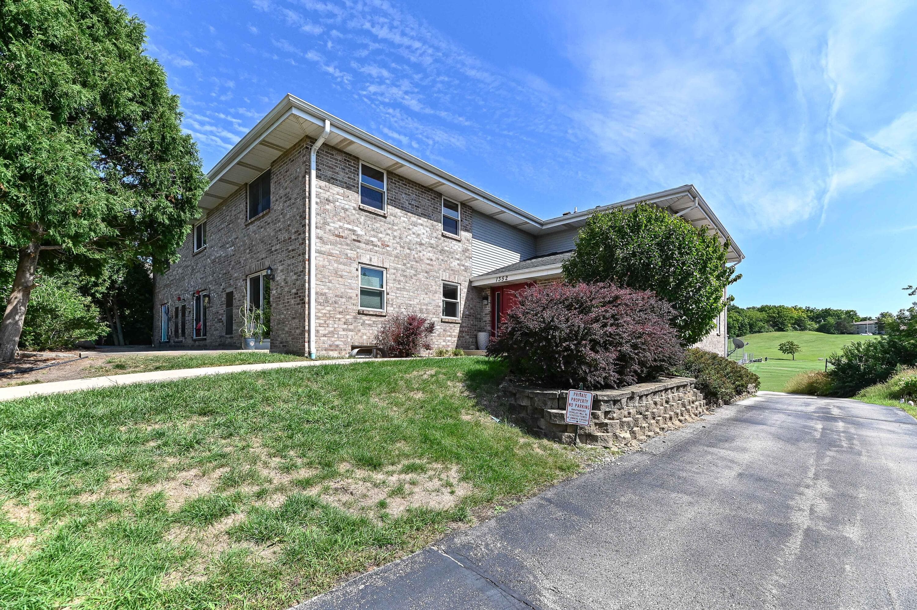 1352 Meadowcreek Dr, Pewaukee, Wisconsin
