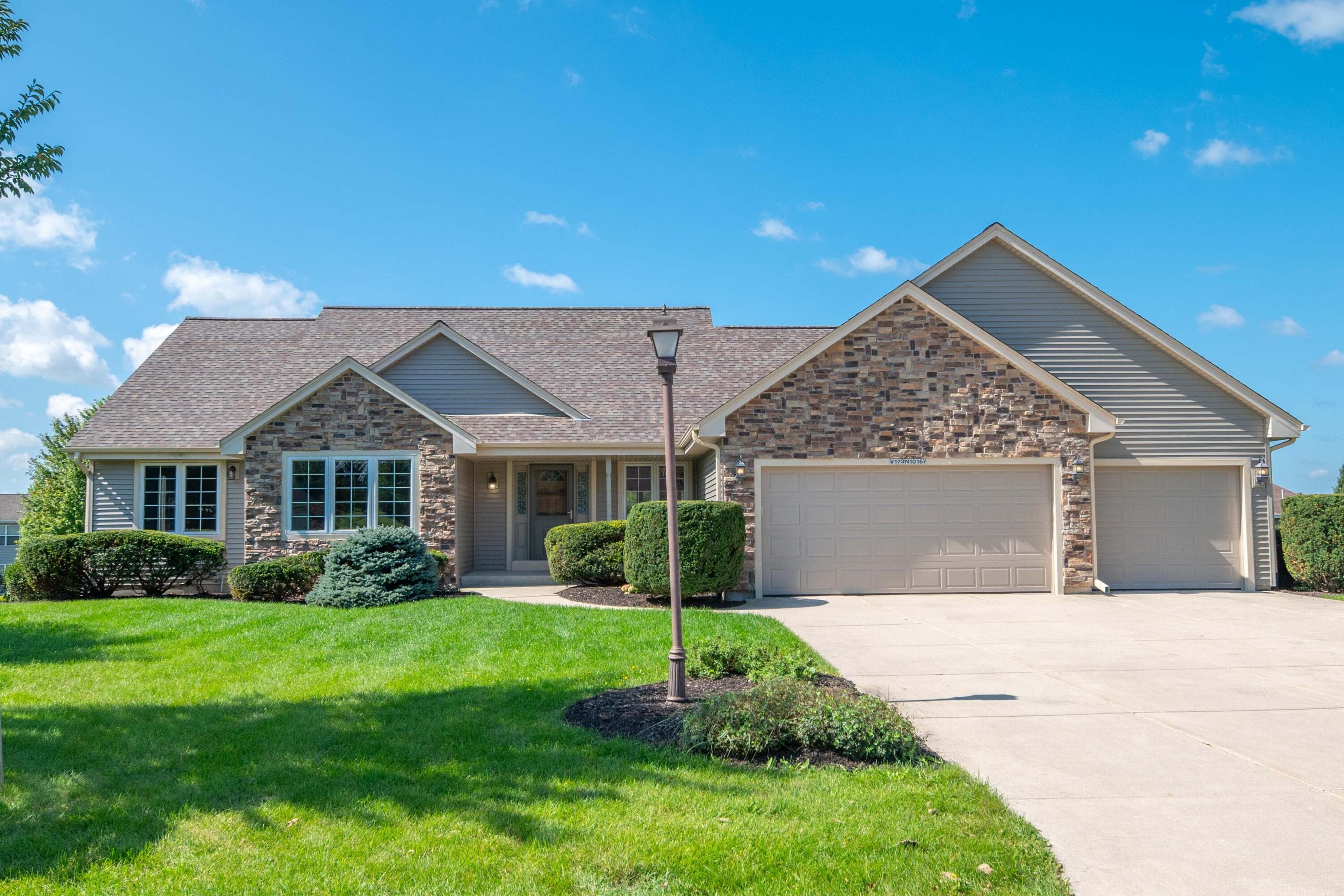 W173N10167 Woodbridge Ln, Germantown, Wisconsin