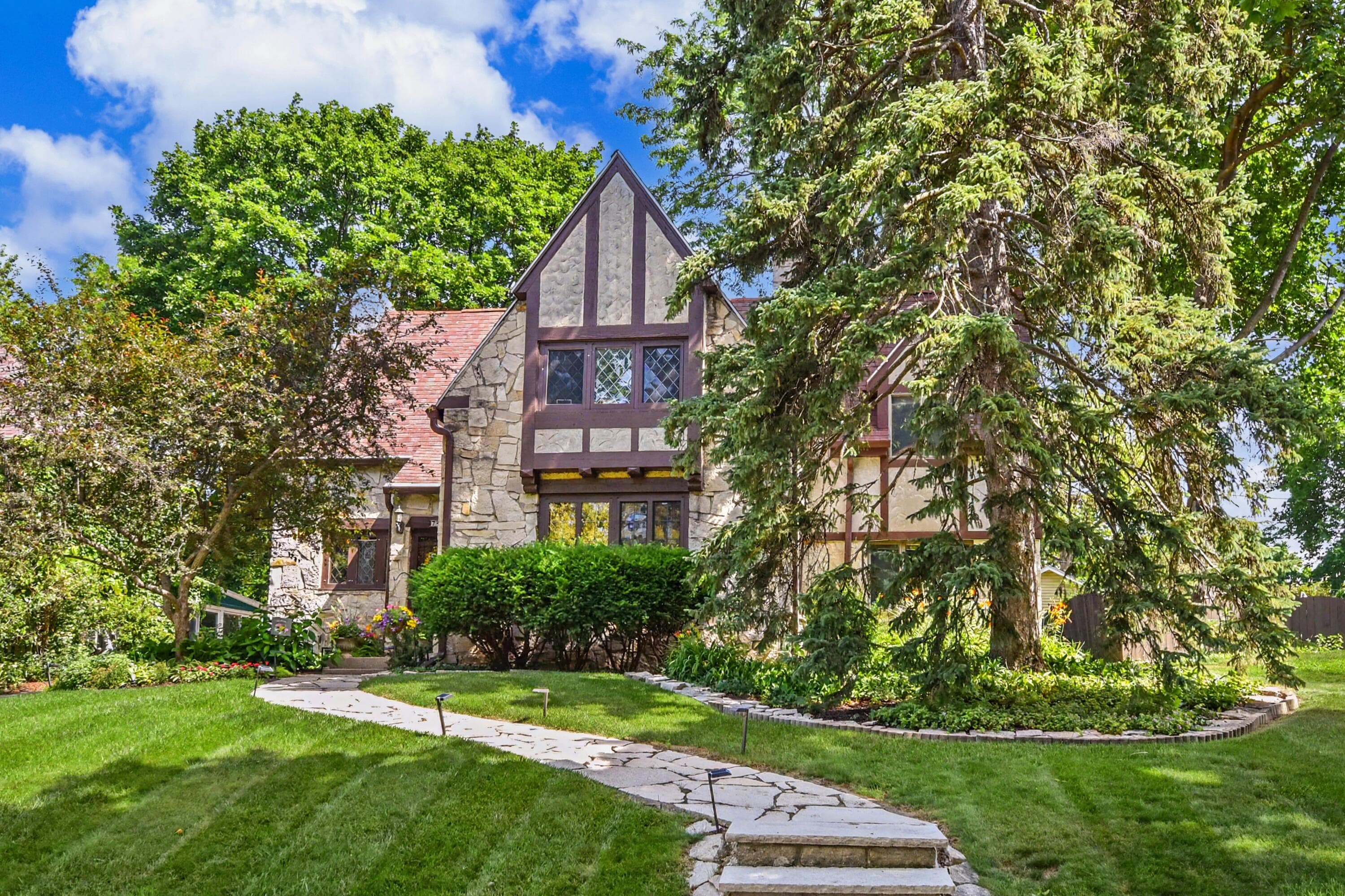 7440 Oakhill Ave, Wauwatosa, Wisconsin