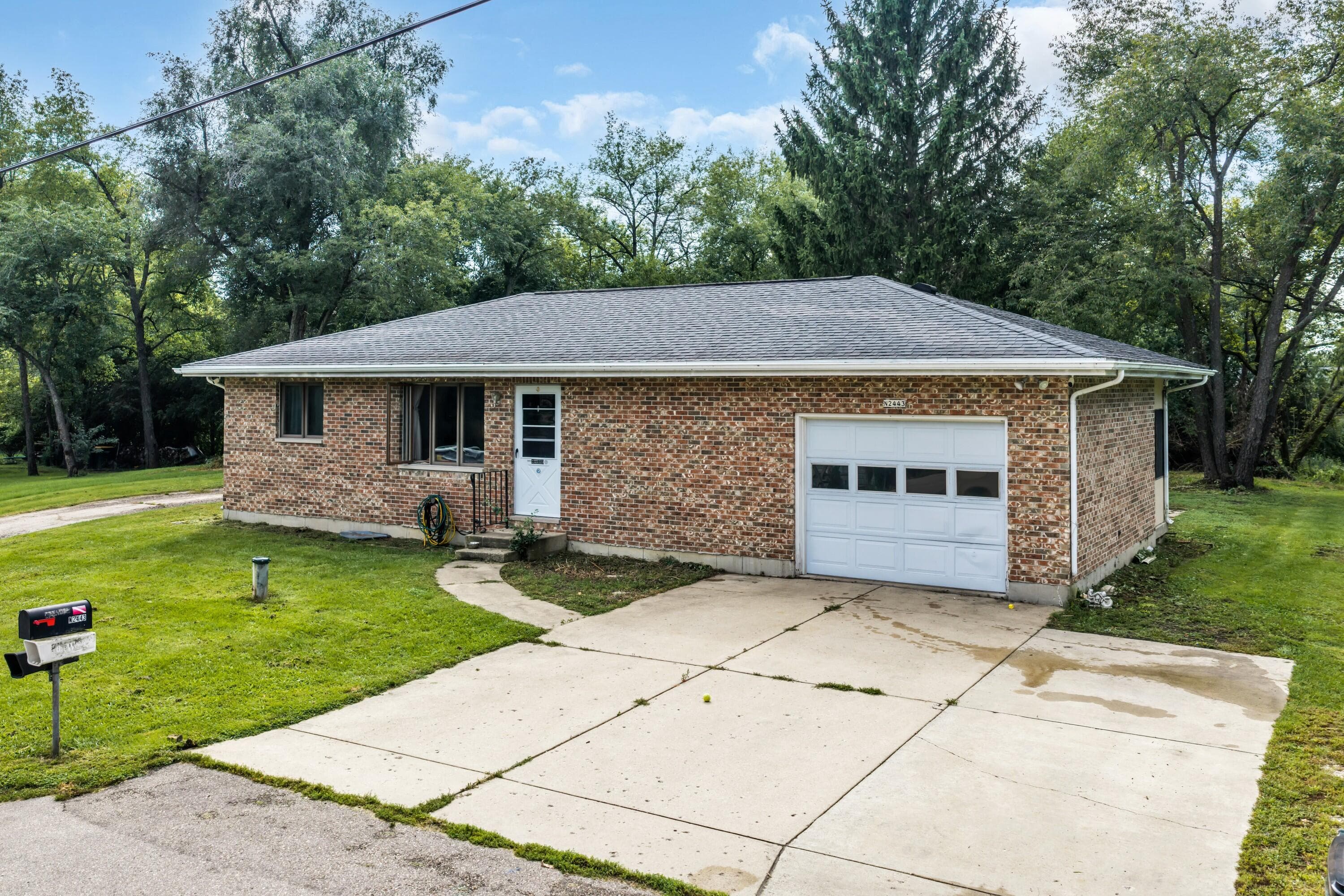 N2443 Giles Dr, Bloomfield, Wisconsin