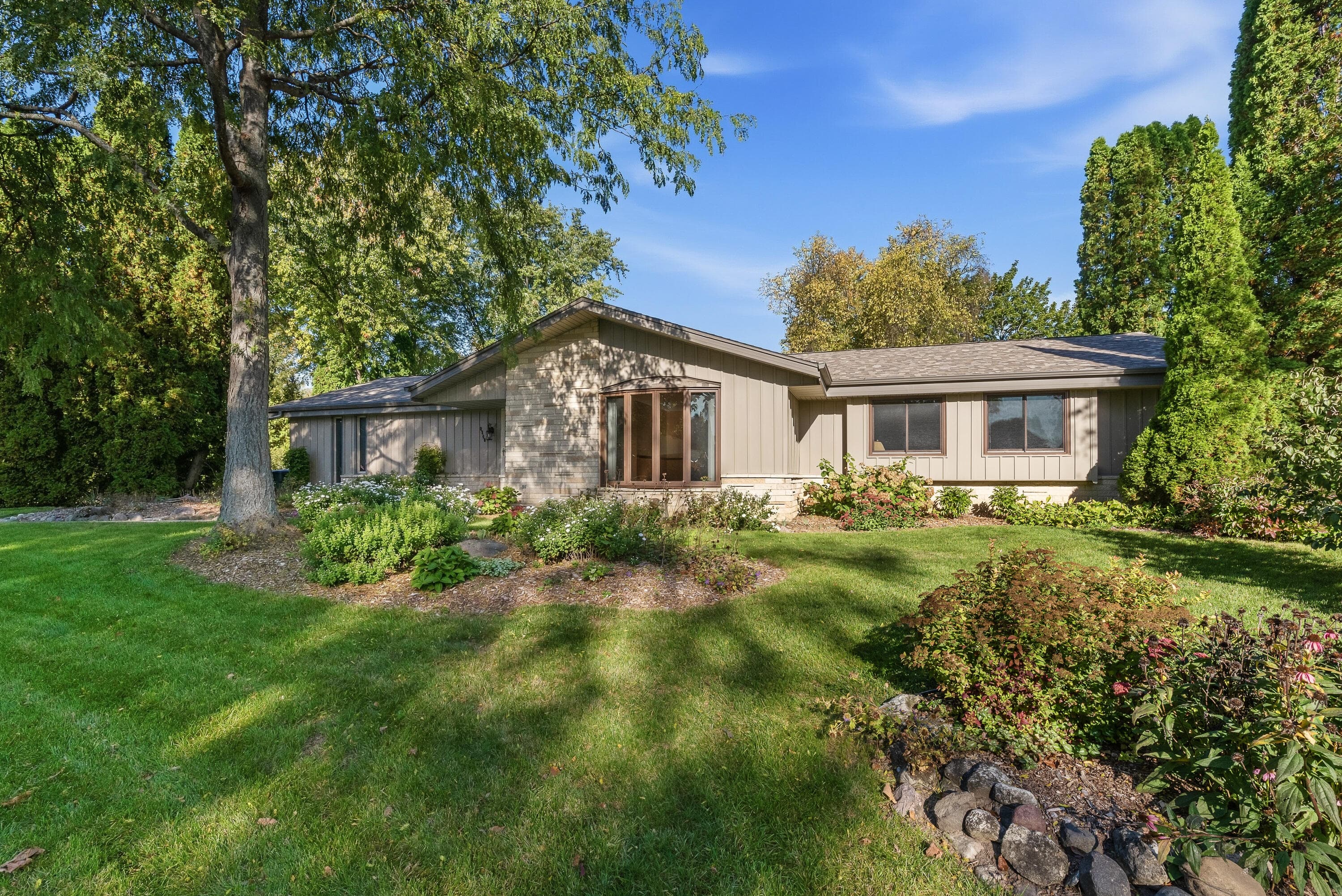 8840 Greenhill Ln, Greendale, Wisconsin, 53129
