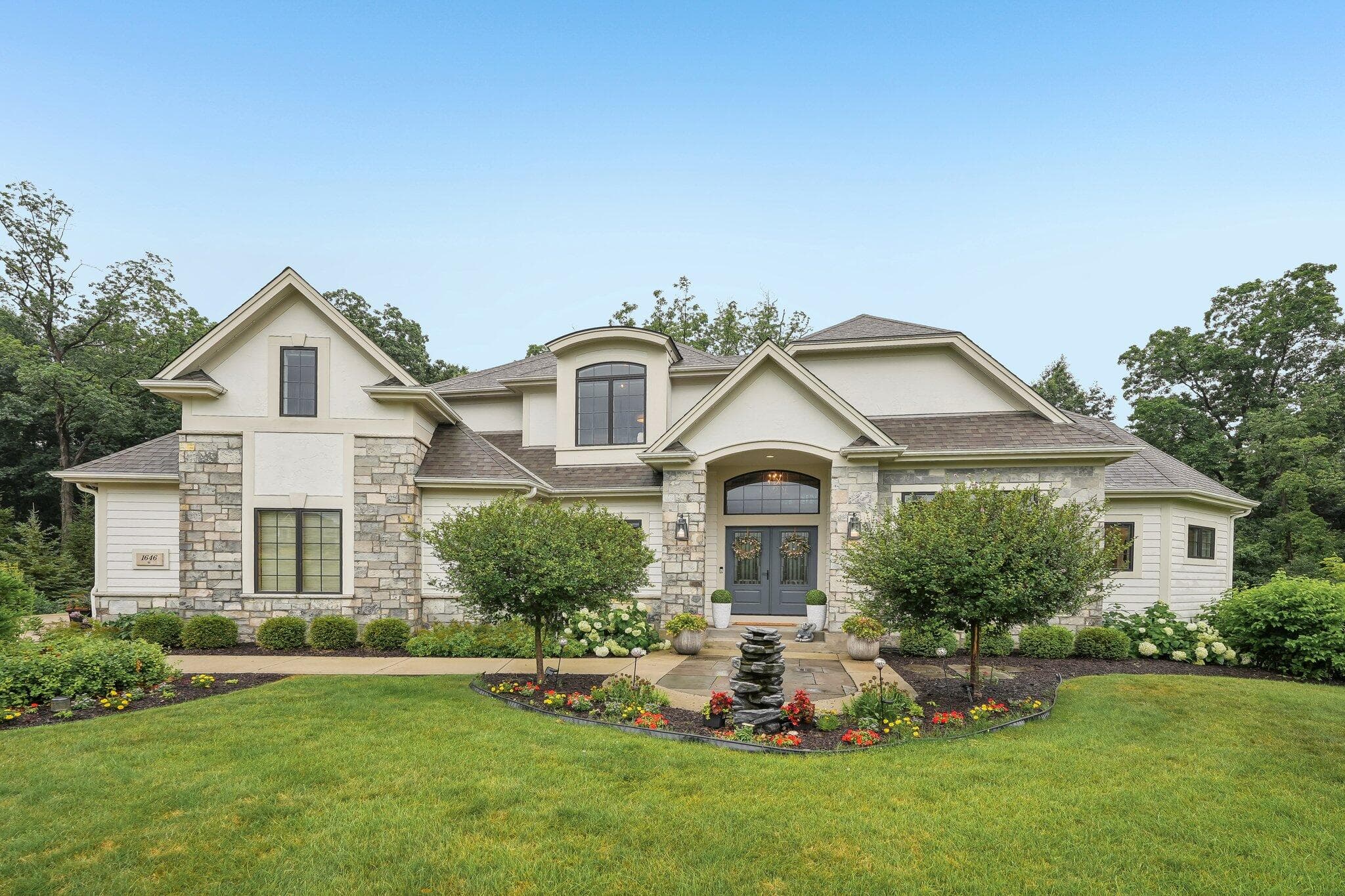1646 Twisted Oak Ct, Hartland, 53029