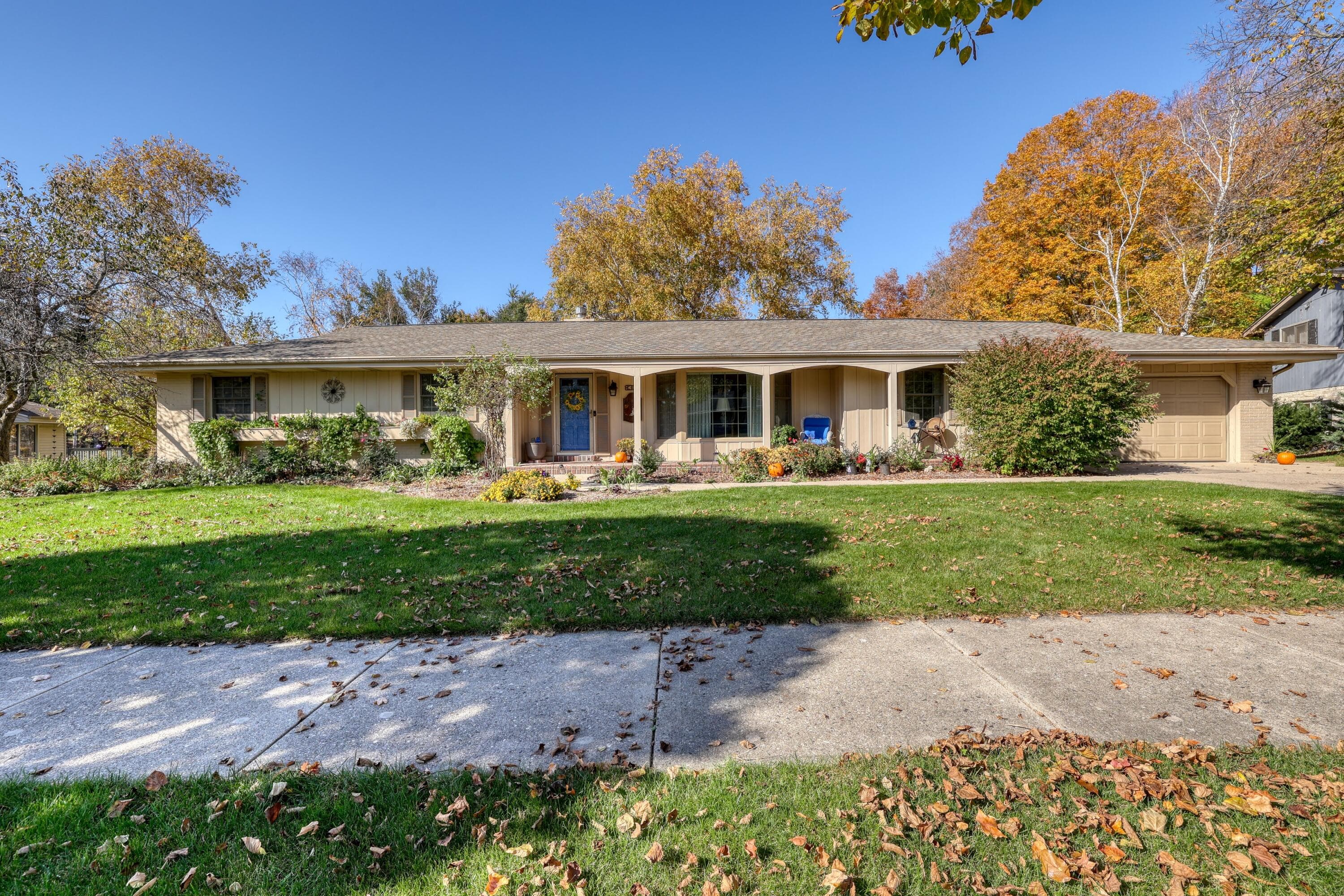 830 W Badger Ln, West Bend, Wisconsin, 53095