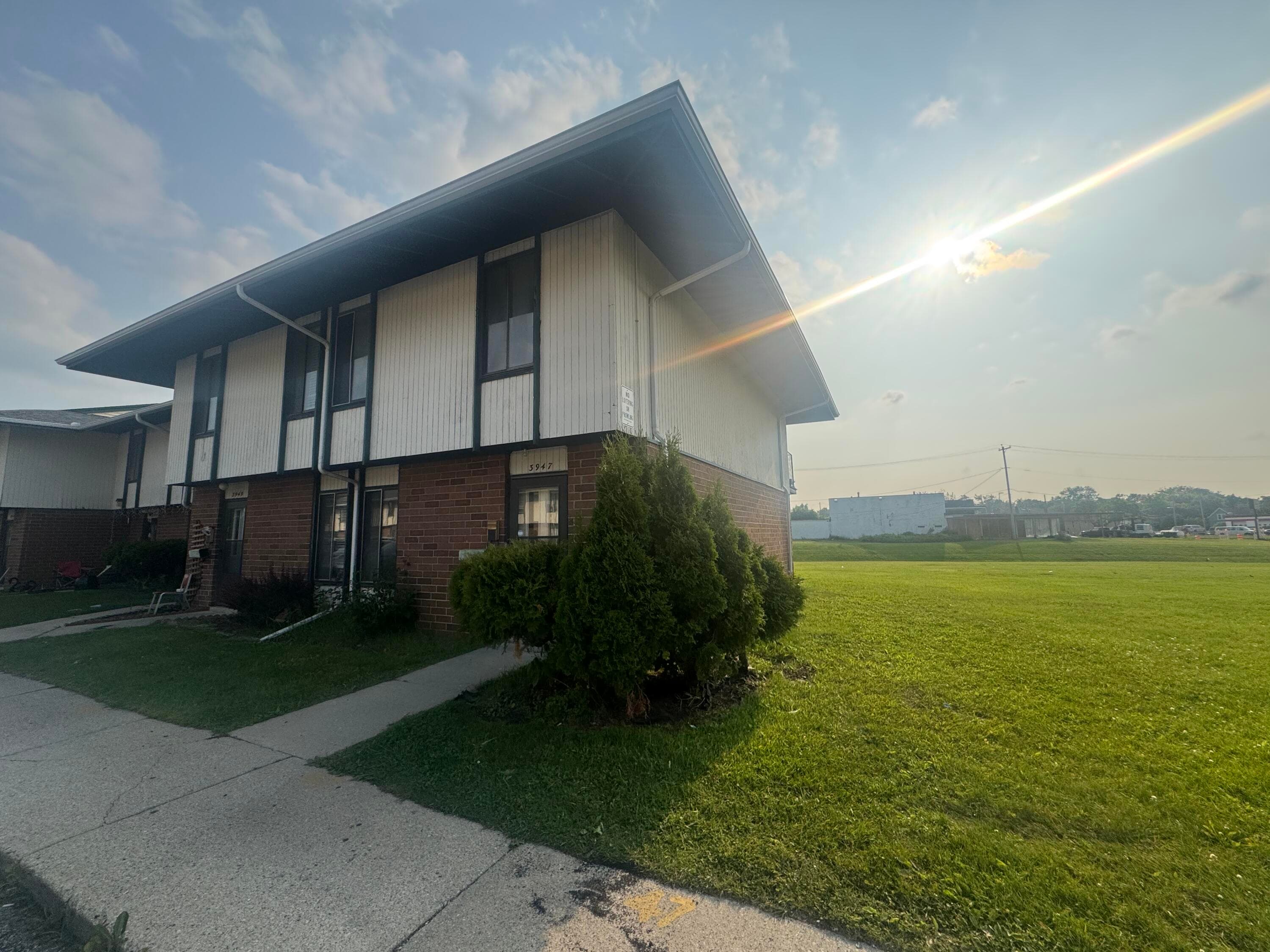 3910 S Sunset Sq, Greenfield, 53220