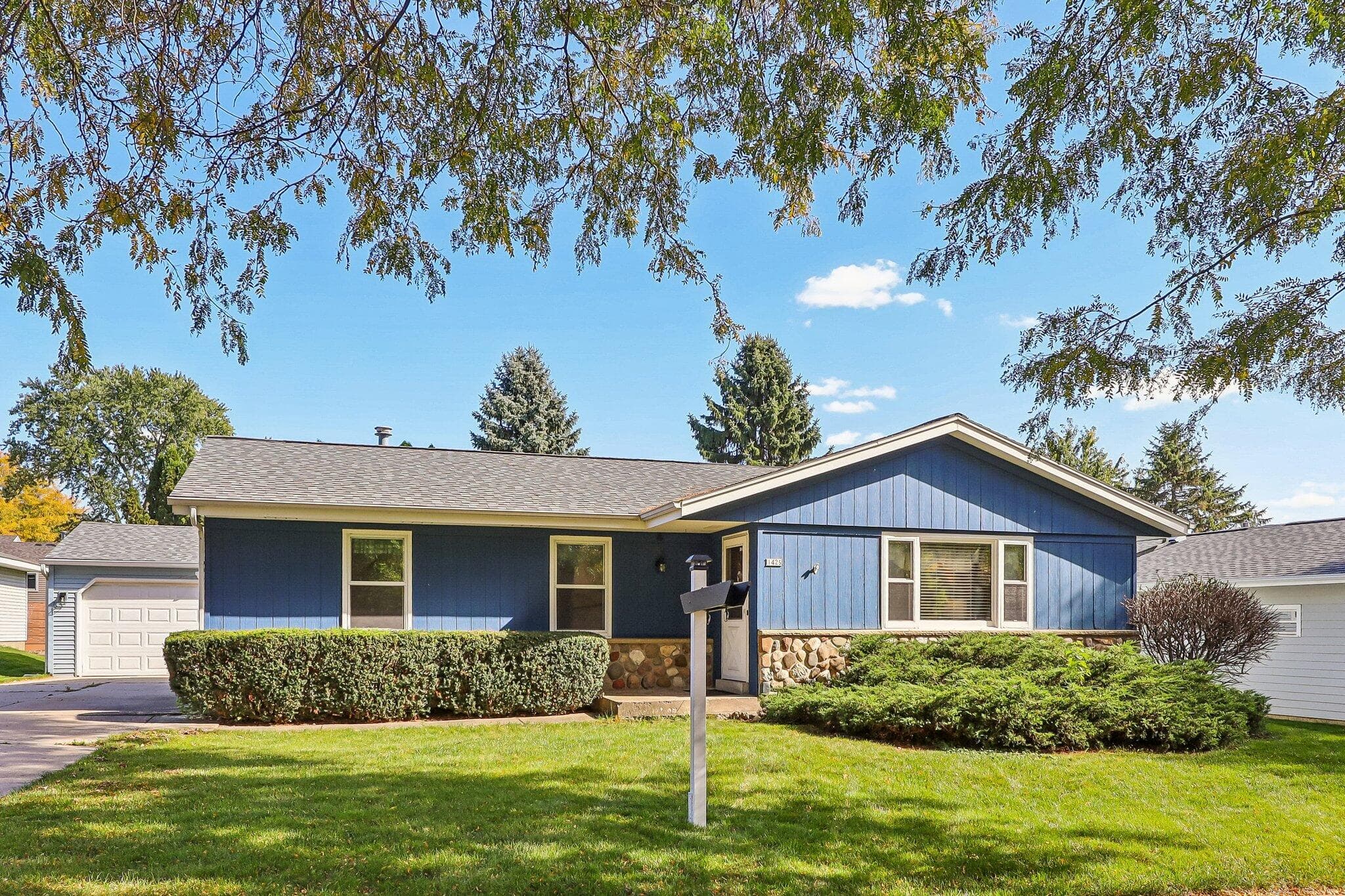 1425 Erin Ln, Waukesha, Wisconsin, 53188