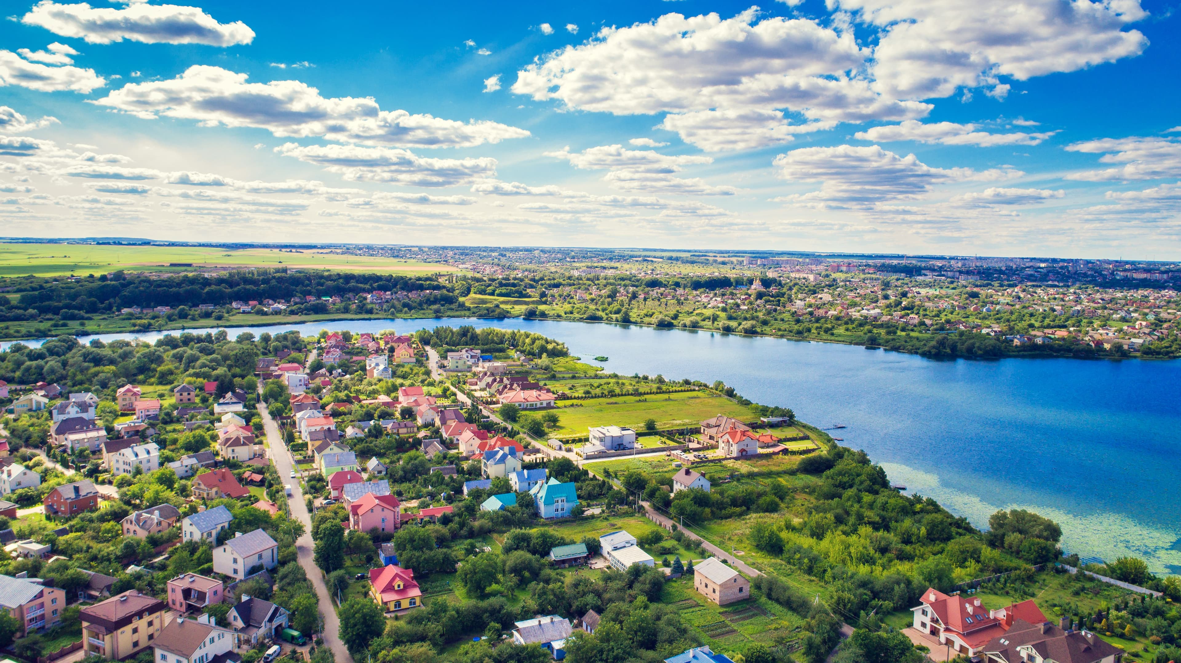 Lake Delavan Waterfront Homes: Why They Sell Fast & How to Buy